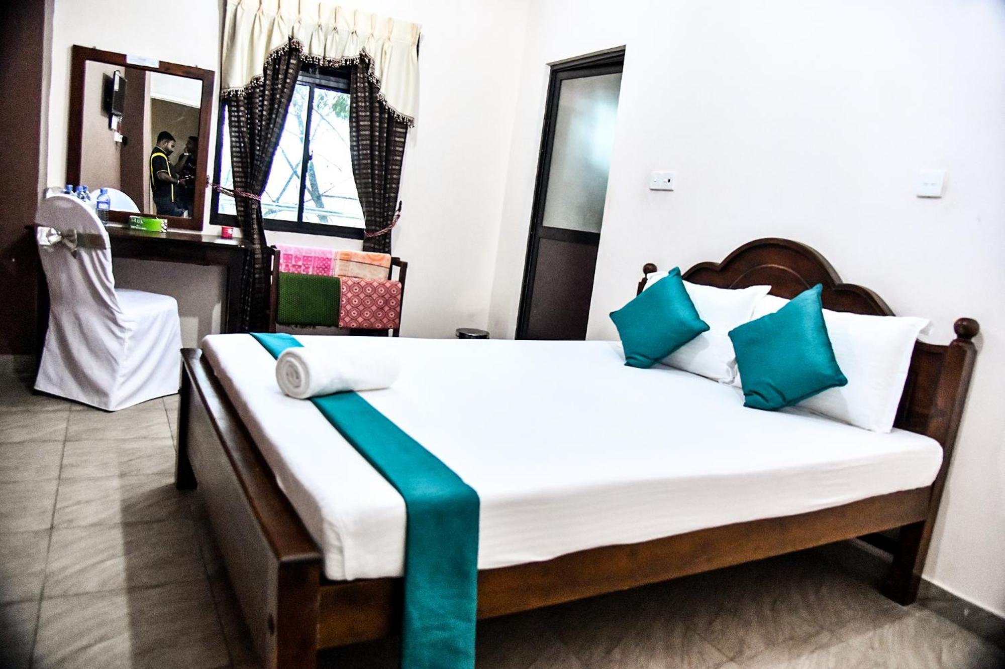 Sri Krishna Bhavan Hotel Гаттон Екстер'єр фото